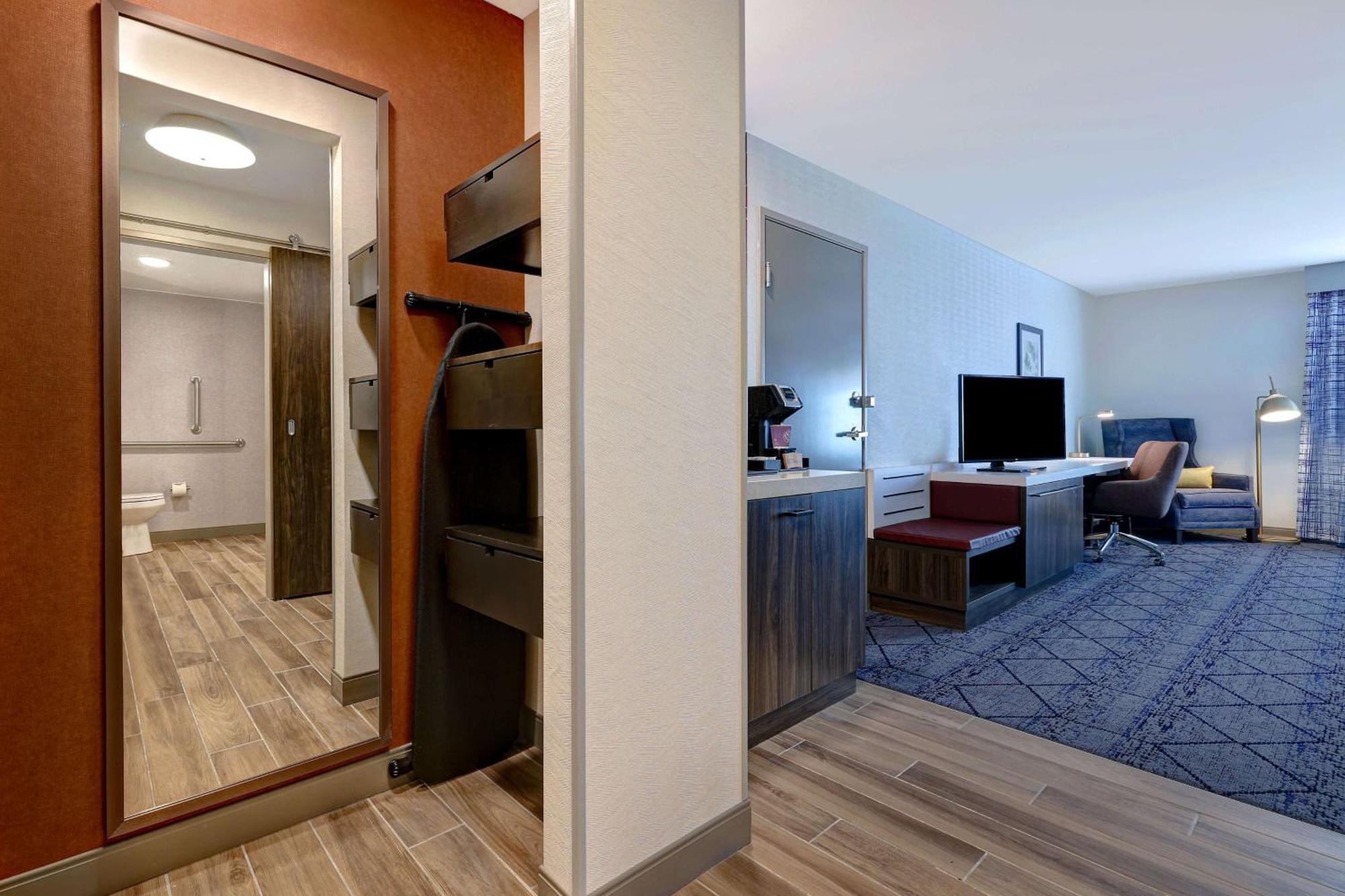 Deluxe King Room - Mobility Access,1551423286:JPEG